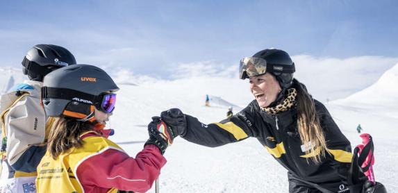 Skischule Samnaun Kinder Kurs Gruppe Ski Snowboard Treffpunkt Kinderland Alp Trida