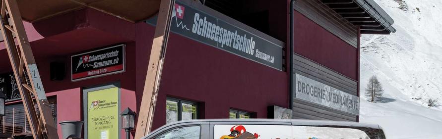 Skischulbüro Bus Fahrzeug Kinder